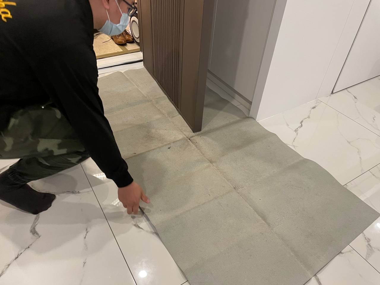 arpha電子鎖安裝前鋪地墊